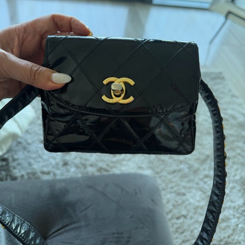 Vintage Chanel black patent enamel belt bag - Picture 3 of 17